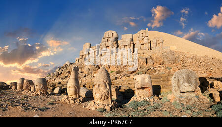 Statue Köpfe bei Sonnenuntergang, von rechts, Löwe, Adler, Herekles, Apollo, Zeus, Kommagene, Antiochos, & Adler, West Terrasse, Berg Nemrut oder Nemrud Dagi Stockfoto