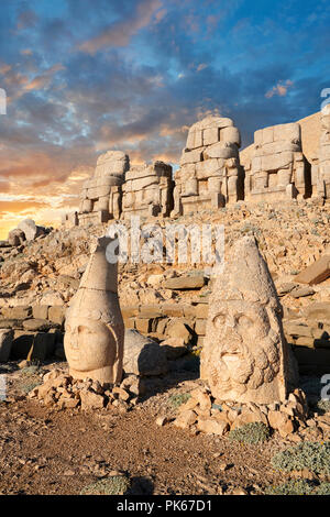 Statue Köpfe bei Sonnenuntergang, vom Recht, Herekles & Apollo, Ost Terrasse, Berg Nemrut oder Nemrud Dagi Stockfoto