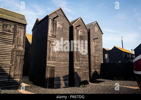 Iconic Net Geschäfte - die hohen schwarzen hölzernen Schuppen für die Fanggeräte, die Stade Bereich der Altstadt von Hastings, East Sussex, England, Großbritannien Stockfoto