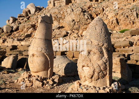 Statue Köpfe, von rechts, Herekles & Apollo vor der steinernen Pyramide ost Terrasse, Berg Nemrut oder Nemrud Dagi Gipfel, in der Nähe der Narînç, Stockfoto