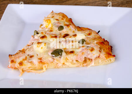 Pizza mit Lachs, Käse und Kapern Stockfoto