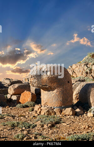 Statue Kopf bei Sonnenaufgang von einem Adler vor der steinernen Pyramide 62 BC Royal Grab von König Antiochos I Theos von Kommagene, Ost Terrasse, Berg Nemrut o Stockfoto