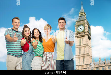 Freunde zeigen Daumen hoch über Tower in London. Stockfoto