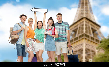 Freunde mit Reisetaschen über Eiffelturm Stockfoto