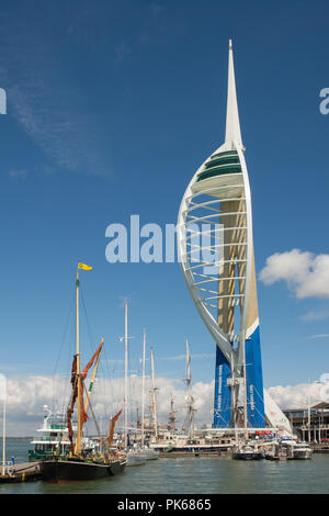 Spinnaker Tower in Gunwharf Quays in Portsmouth Harbour, Hampshire, England. Mit angelegten Boote und Schiffe. Stockfoto