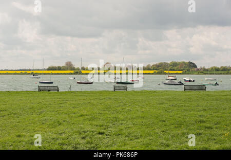 Boote bei Bosham in Chichester Harbour, West Sussex, England. Bei Flut. Stockfoto