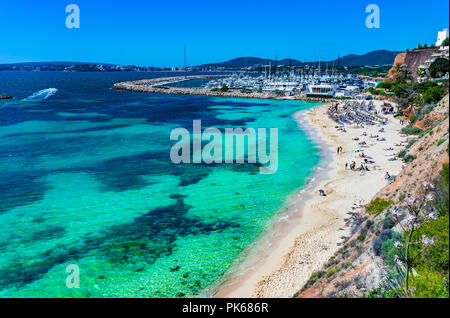 Wunderschöne Aussicht auf Sandstrand und Yachthafen von Portals Nous, Mallorca, Mittelmeer, Spanien Stockfoto