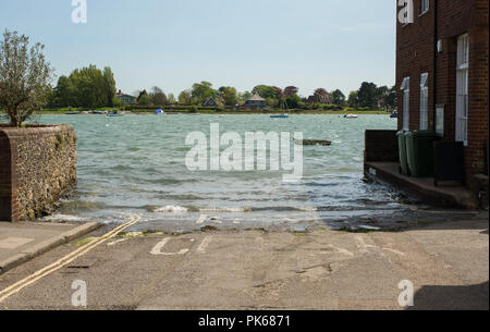 Straße unter Wasser unter Flut an Bosham in Chichester Harbour, West Sussex, England Stockfoto