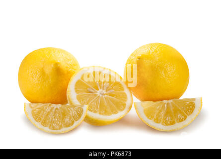 Frische Zitronen isoliert auf weißem Hintergrund Stockfoto