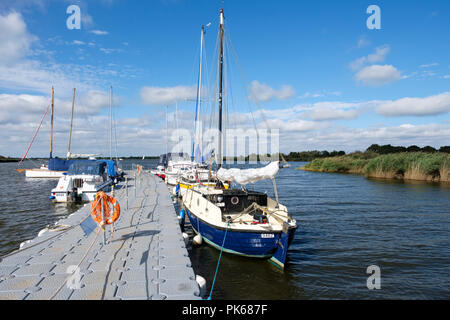 Boote auf einem temporären Ponton in Horsey bloße, Horsey Staithe, Norfolk, England, Großbritannien Stockfoto