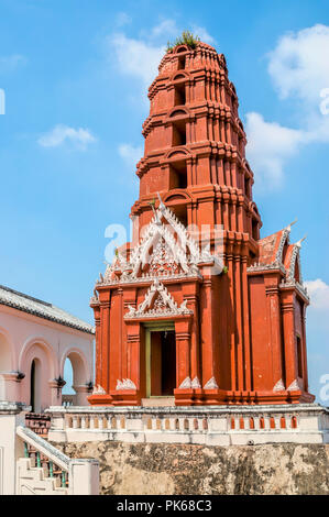 Roten Chedi des Wat Phra Khew Tempel, Khao Wang Hilltop Palace, Phetchaburi, Thailand Stockfoto