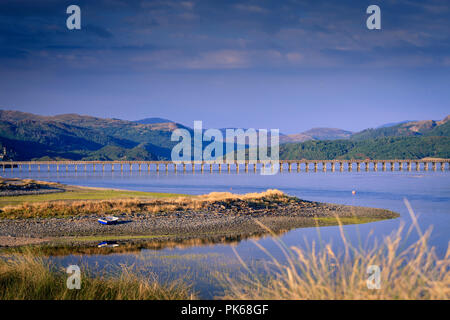 Barmouth Bridge an der Mündung des Mawddach Barmouth Gwynedd Wales Stockfoto