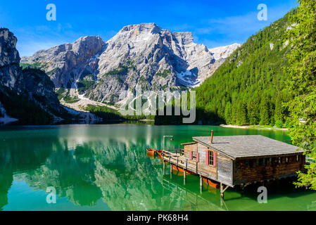 See Prags (auch bekannt als Pragser Wildsee oder Lago di Braies), Dolomiten, Südtirol, Italien. Romantischer Ort mit typischen hölzernen Boote auf dem Stockfoto