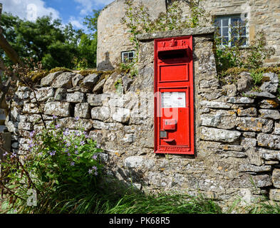 Eine Königin Victoria Post Box in einer Wand im Dorf Castle Bolton, Yorkshire Dales, Leyburn, England, UK. Stockfoto
