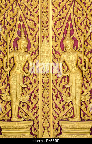 Ubosot Kunstwerk Detail am Wat Phra Khew in Phetchaburi, Thailand Stockfoto