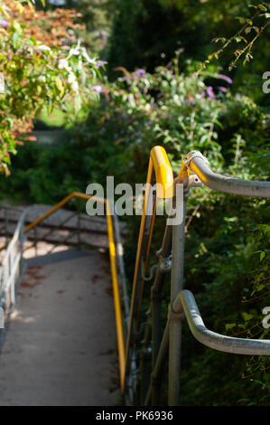 Gelbe Handläufe an avoncliff Halt Sichtbarkeit und Sicherheit zu unterstützen. In der Nähe von Bradford on Avon, Wiltshire, UK. Stockfoto