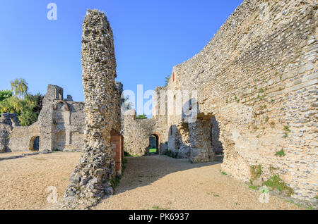 Ruinen des antiken mittelalterlichen Wolvesey Schloss (der alte Bischofspalast) in Winchester, Hampshire, Südengland, Großbritannien auf einem hellen, sonnigen Tag mit blauen Himmel Stockfoto