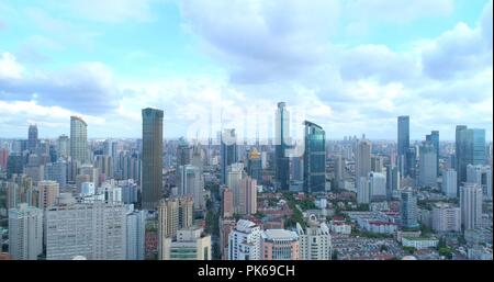 Luftaufnahme auf Shanghai Wohngebiet in der Nähe der West Nanjing Road, einem dicht besiedelten Gebiet durch hohe - drrise Gebäuden dominiert. 19.08.2018. Shanghai Stockfoto