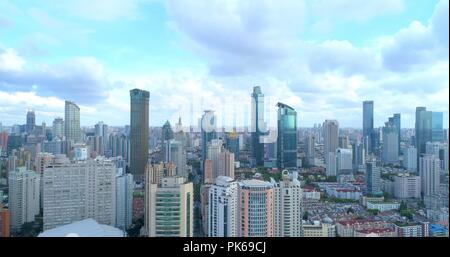 Luftaufnahme auf Shanghai Wohngebiet in der Nähe der West Nanjing Road, einem dicht besiedelten Gebiet durch hohe - drrise Gebäuden dominiert. 19.08.2018. Shanghai Stockfoto