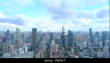 Luftaufnahme auf Shanghai Wohngebiet in der Nähe der West Nanjing Road, einem dicht besiedelten Gebiet durch hohe - drrise Gebäuden dominiert. 19.08.2018. Shanghai Stockfoto