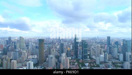 Luftaufnahme auf Shanghai Wohngebiet in der Nähe der West Nanjing Road, einem dicht besiedelten Gebiet durch hohe - drrise Gebäuden dominiert. 19.08.2018. Shanghai Stockfoto