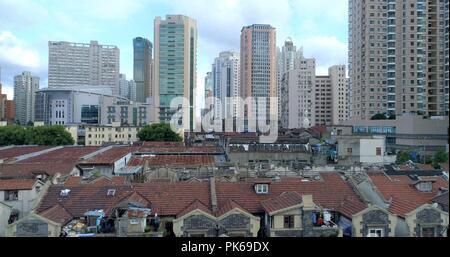 Eine der sehr wenigen restlichen alten Shanghai style Wohngebiete kurz vor dem Abriss. 19.08.2018. Shanghai, China. Stockfoto