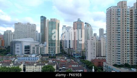 Luftbild zeigt das alte Shanghai style niedrigen Gebäuden im Vordergrund und modernen Hochhäusern in den Rücken. 19.08.2018. Shanghai, China. Stockfoto