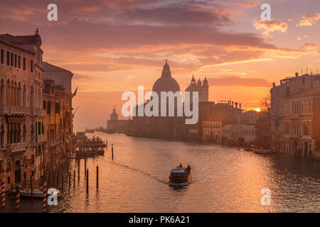 Venedig am frühen Morgen. Boot auf dem Wasser. Bild von der Akademie Brücke genommen. Italien. Stockfoto