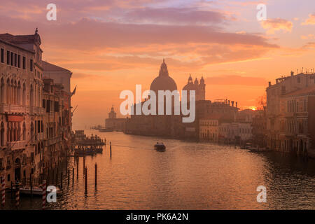 Venedig am frühen Morgen. Boot auf dem Wasser. Bild von der Akademie Brücke genommen. Italien. Stockfoto