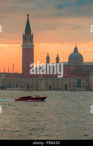 Venedig am frühen Morgen. Sonnenuntergang über Venedig. Bild von der Akademie Brücke genommen. Stockfoto