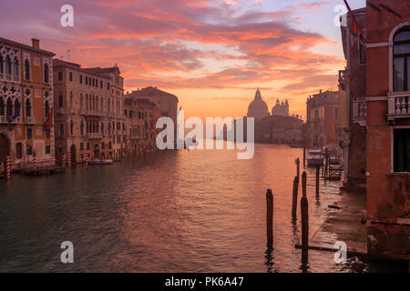 Venedig am frühen Morgen. Boot auf dem Wasser. Bild von der Akademie Brücke genommen. Italien. Stockfoto