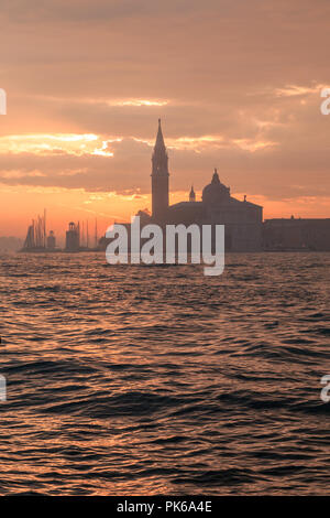 Venedig am frühen Morgen. Sonnenuntergang über Venedig. Bild von der Akademie Brücke genommen. Stockfoto