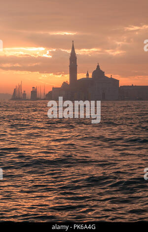 Venedig am frühen Morgen. Sonnenuntergang über Venedig. Bild von der Akademie Brücke genommen. Stockfoto