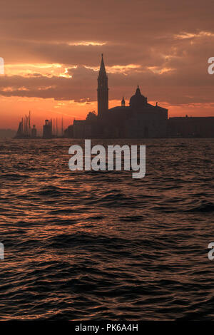 Venedig am frühen Morgen. Sonnenuntergang über Venedig. Bild von der Akademie Brücke genommen. Stockfoto