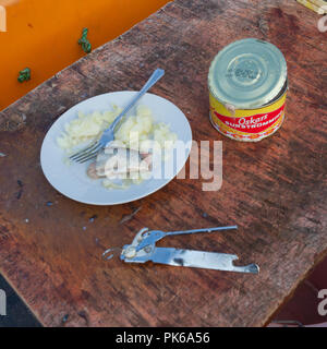 Dose Surströmming ist fermentierte Ostsee-Hering, oft beschrieben als das Schlimmste riechende Lebensmittel der Welt. Stockfoto