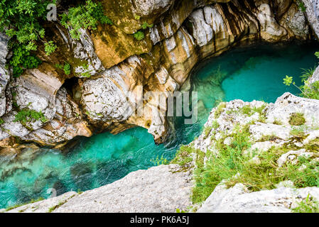 Velika Korita oder Große Schlucht des Fluss Soca, Bovec, Slowenien. Schöne lebendige türkis Baches rapids, läuft durch einen Canyon umgeben von Fore Stockfoto