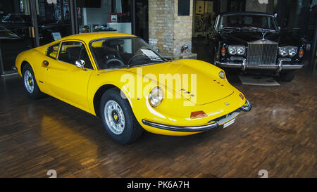 BERLIN, DEUTSCHLAND - 30. JULI 2016: Ferrari Dino 246 GT (GTS) in der klassischen Remise Stockfoto