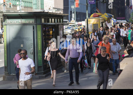 Die Menschen entlang der 42. Straße westlich der Fifth Avenue von der New York Public Library während der abendlichen Hauptverkehrszeit an einem warmen Sommertag in Midtown Manhattan. Stockfoto