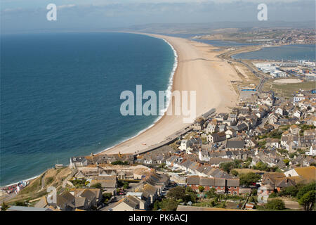 Auf der Suche nach Westen entlang Chesil Beach an einem sonnigen Tag mit einer onshore Wind erzeugen einige Surfen. Dorset England UK GB Stockfoto