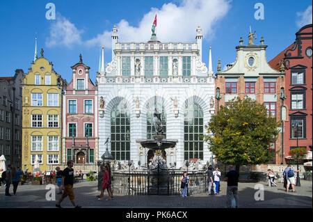 Flämische manieristischen Fontanna Neptuna (des Neptun Brunnen) und niederländischen Manierismus Dwor Artusa (Artushof) auf Dlugi Targ (Langen Markt) in der Stadt in hist Stockfoto