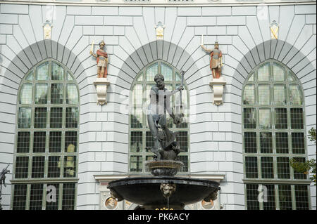 Flämische manieristischen Fontanna Neptuna (des Neptun Brunnen) und niederländischen Manierismus Dwor Artusa (Artushof) auf Dlugi Targ (Langen Markt) in der Stadt in hist Stockfoto