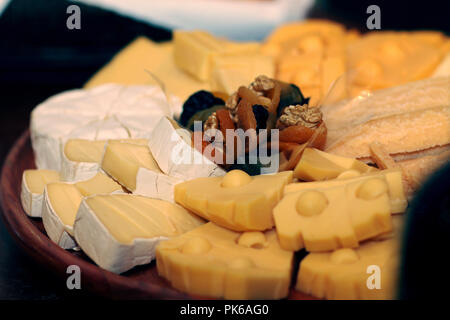 Verkostung Käsegericht auf einem Holzteller. Essen für Wein und romantisch. Stockfoto