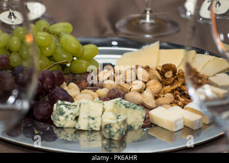 Käse Teller mit verschiedenen Arten von Saatgut und Trauben. Feinkost Stockfoto