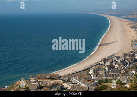 Auf der Suche nach Westen entlang Chesil Beach an einem sonnigen Tag mit einer onshore Wind erzeugen einige Surfen. Dorset England UK GB Stockfoto