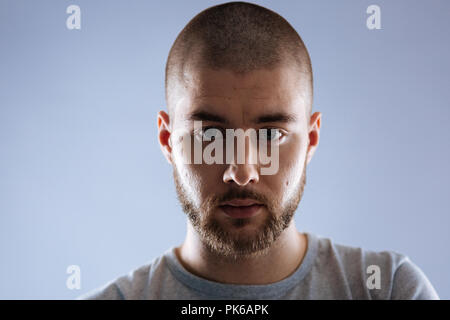 Angesichts einer Smart ernsthaften jungen Mann Stockfoto