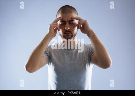 Ernsthaften jungen Mann mit Schwerpunkt auf seine Gedanken Stockfoto
