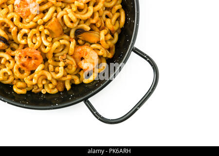 Traditionelle spanische fideua. Nudel Paella auf weißem Hintergrund. Ansicht von oben Stockfoto