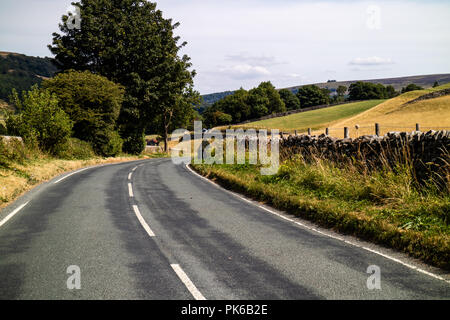 Eine Straße, die durch die Yorkshire Dales in der englischen Landschaft Stockfoto