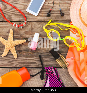 Sommer der Frauen Strand Zubehör für Ihr Meer Urlaub auf dem alten Holz- Hintergrund. Getönten Bild. Ansicht von oben. Stockfoto