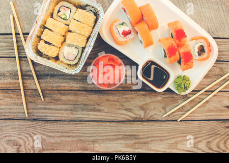 Brötchen, Wasabi, Sojasauce, Ingwer auf Tisch. Ansicht von oben. Getönten Bild. Stockfoto